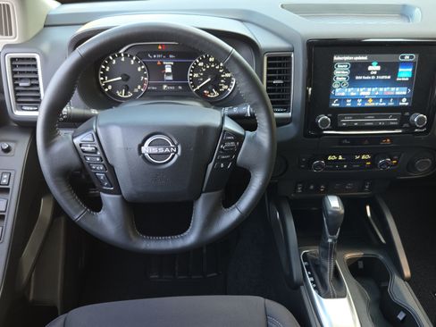 Used 2024 Nissan Frontier SV w/ SV Convenience Package RWD image 11
