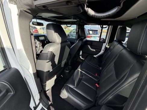 Used 2017 Jeep Wrangler Unlimited Sahara w/ Connectivity Group image 15