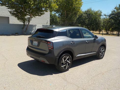 Used 2025 Nissan Kicks SV FWD image 8