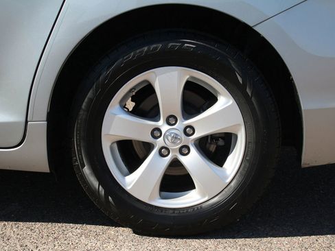 Used 2014 Toyota Sienna LE image 29