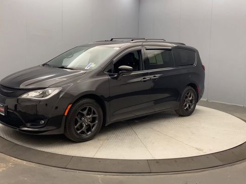 Used 2019 Chrysler Pacifica Touring-L w/ S Appearance Package FWD image 9