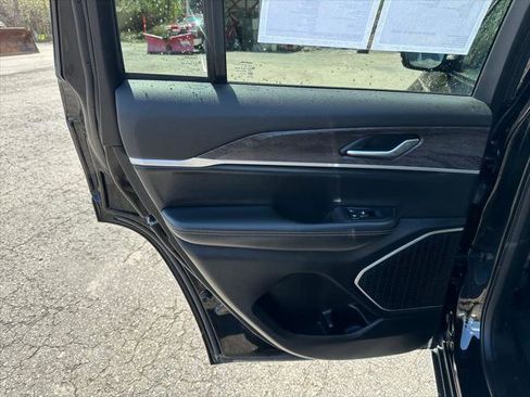 Certified 2022 Jeep Grand Cherokee Limited AWD/4WD image 24