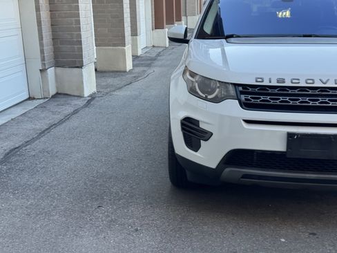 Used 2017 Land Rover Discovery Sport SE image 10