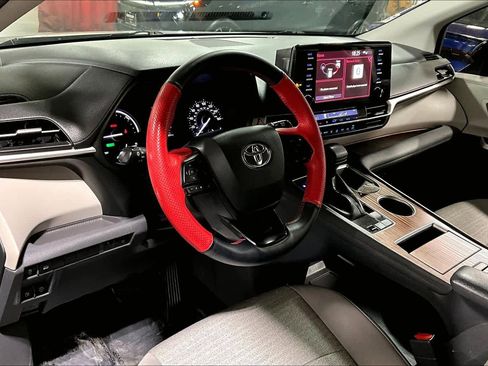 Certified 2022 Toyota Sienna LE image 17