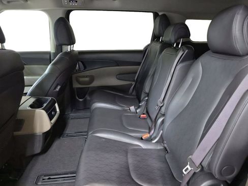 Used 2025 Kia Carnival FWD image 4
