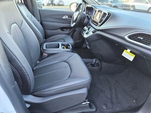 New 2026 Chrysler Pacifica Select image 11