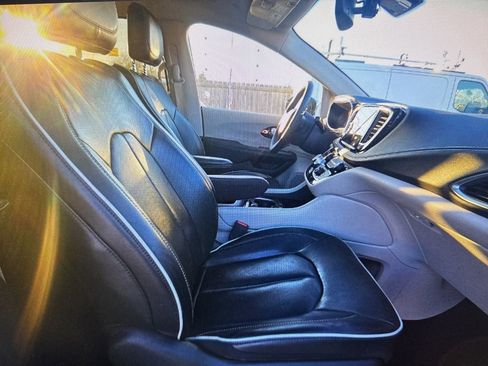 Used 2023 Chrysler Pacifica Limited image 11
