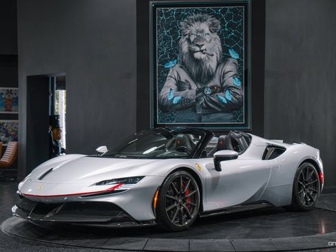 Used 2022 Ferrari SF90 Spider image 1