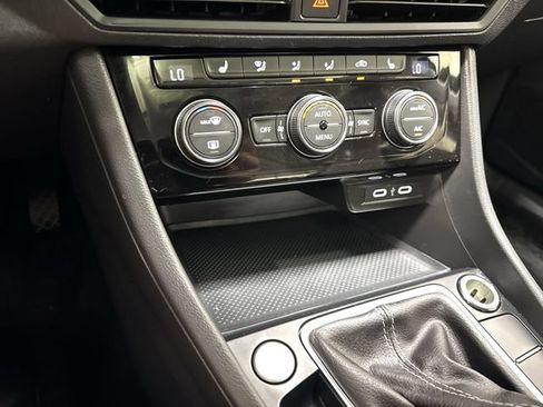 Used 2024 Volkswagen Jetta SE FWD image 19