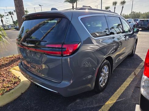 Used 2022 Chrysler Pacifica Touring-L w/ Uconnect Theater Family Group FWD image 5