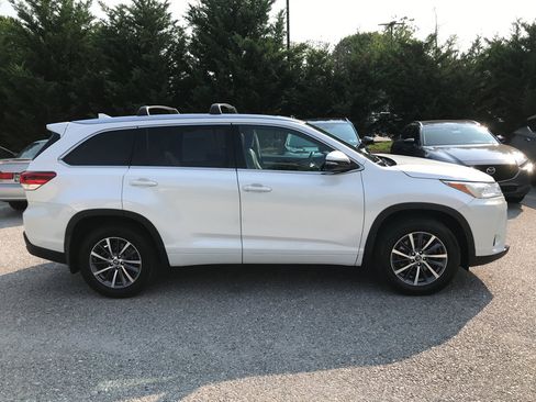 Used 2017 Toyota Highlander XLE w/ Carpet Mat Package AWD/4WD image 9