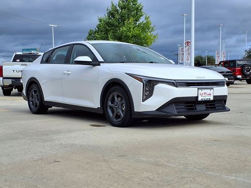 Used 2025 Kia K4 FWD image 3