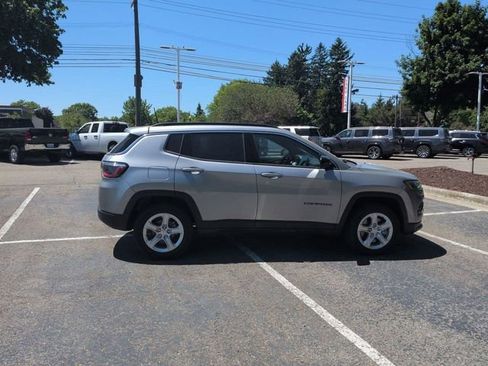 Used 2024 Jeep Compass Latitude w/ Convenience Group AWD/4WD image 2