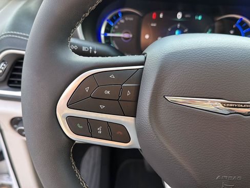 Used 2024 Chrysler Pacifica Limited FWD image 18