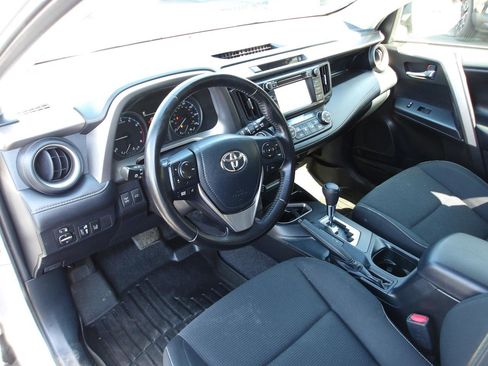 Used 2018 Toyota RAV4 XLE AWD/4WD image 9