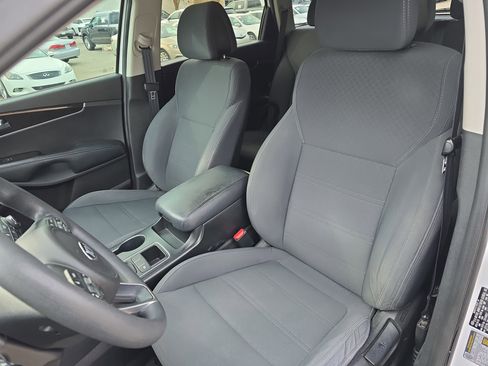 Used 2016 Kia Sorento LX image 17