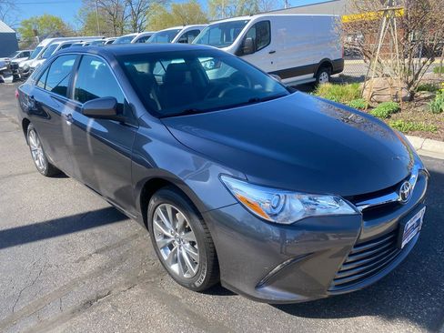 Used 2017 Toyota Camry XLE w/ Moonroof Package FWD image 4