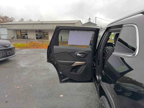 Used 2018 Jeep Cherokee Latitude w/ Safety Group image 15