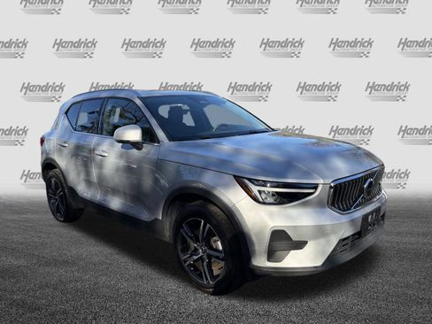 Certified 2025 Volvo XC40 B5 Core image 2