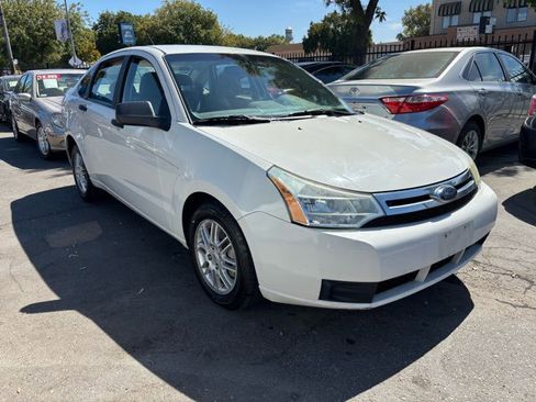 Used 2010 Ford Focus SE image 3