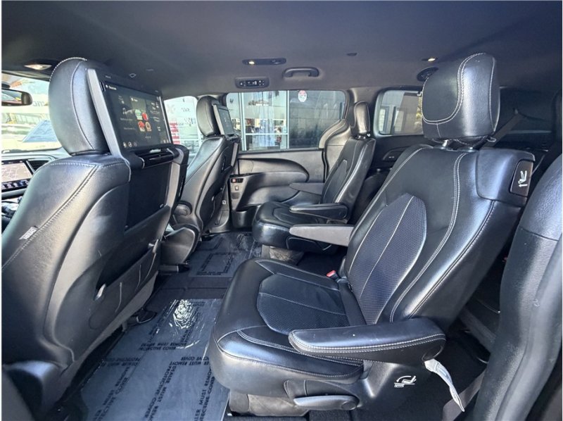Used 2019 Chrysler Pacifica Touring-L Plus w/ Advanced Safetytec Group FWD image 22