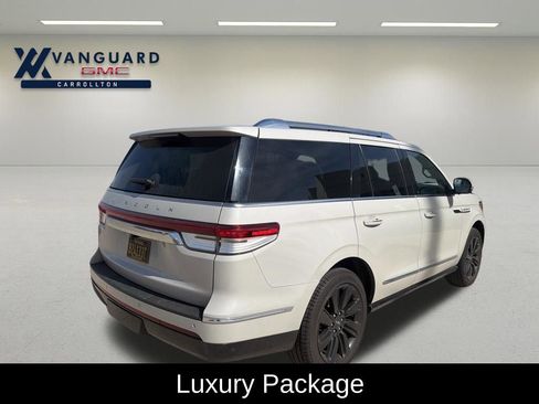 Used 2022 Lincoln Navigator Reserve image 3