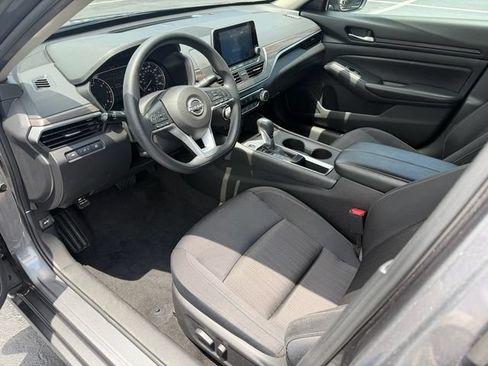 Used 2025 Nissan Altima 2.5 SV FWD image 11