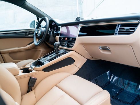 Certified 2025 Porsche Macan image 21