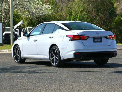 Used 2025 Nissan Altima 2.5 SR w/ SR Premium Package image 3