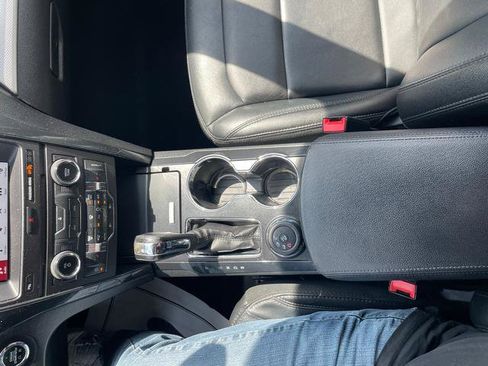 Used 2017 Ford Explorer XLT w/ Equipment Group 202A AWD/4WD image 18