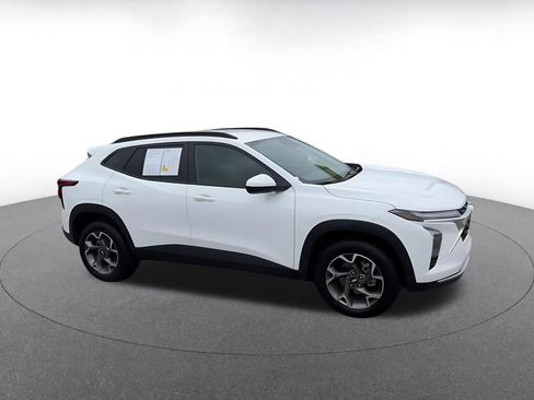 Used 2025 Chevrolet Trax LT FWD image 2