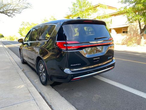 Used 2023 Chrysler Pacifica Touring-L image 11