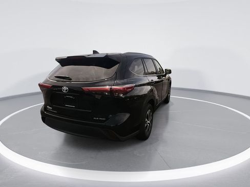 Used 2023 Toyota Highlander XLE AWD/4WD image 8