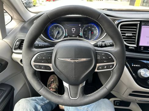 Used 2023 Chrysler Pacifica Touring-L AWD/4WD image 29