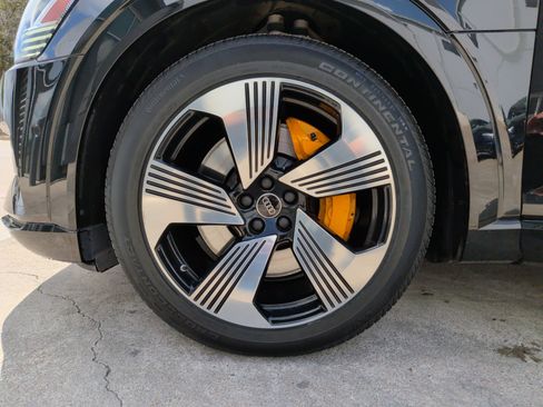 Used 2023 Audi e-tron Premium Plus w/ Premium Plus Package image 13