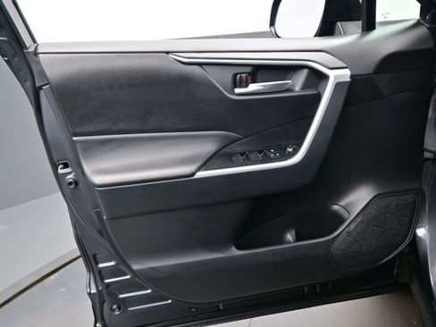 Used 2025 Toyota RAV4 XLE AWD/4WD image 9