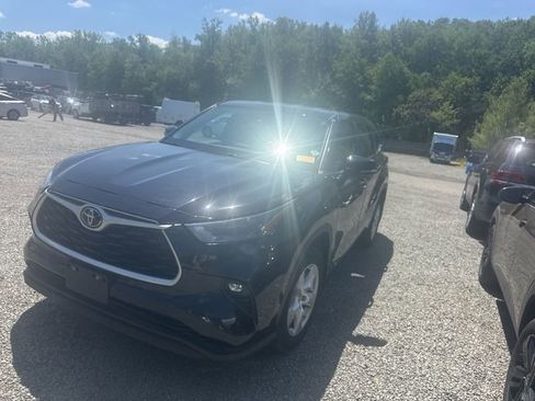 Used 2023 Toyota Highlander LE AWD/4WD image 3