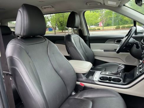 Used 2022 Kia Carnival LX FWD image 22
