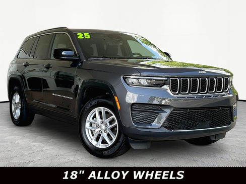 Used 2025 Jeep Grand Cherokee Laredo X AWD/4WD image 3