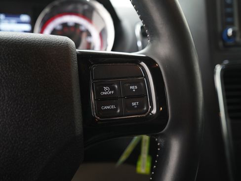 Used 2019 Dodge Grand Caravan SXT w/ Rear Park Assist Package FWD image 29