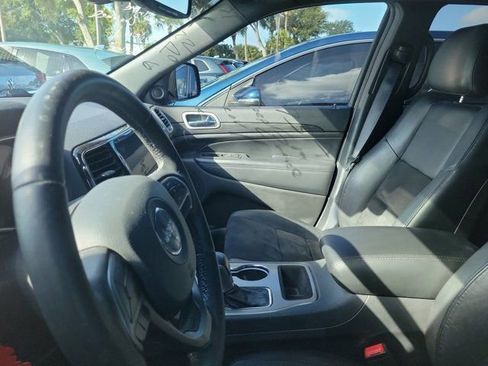 Used 2022 Jeep Grand Cherokee Laredo X RWD image 2