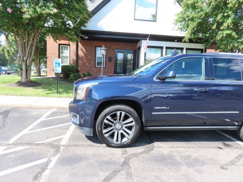 Used 2019 GMC Yukon Denali w/ Denali Ultimate Package AWD/4WD image 2