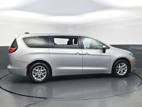 Used 2022 Chrysler Voyager LX FWD image 8