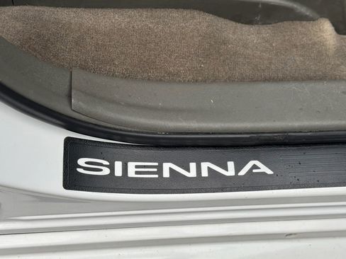 Used 2015 Toyota Sienna L FWD image 39