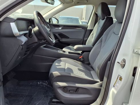 New 2025 Volkswagen Tiguan SE image 10