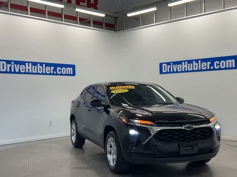 Used 2025 Chevrolet Trax LS w/ LS Convenience Package FWD image 5