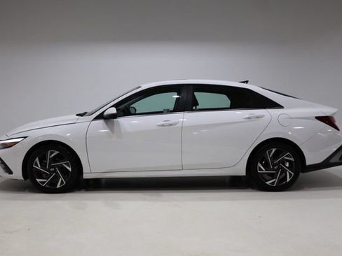 Used 2025 Hyundai Elantra Limited FWD image 4