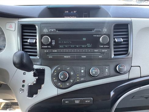 Used 2012 Toyota Sienna LE w/ Towing Pkg FWD image 21