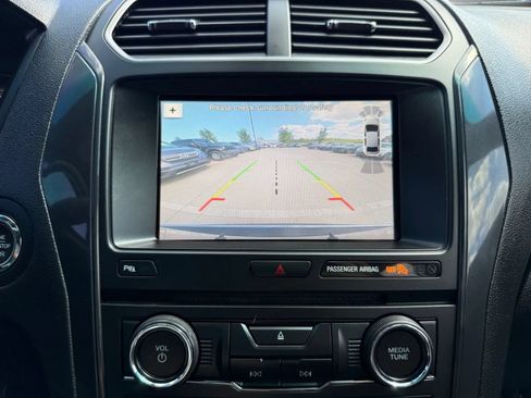Used 2018 Ford Explorer XLT w/ Equipment Group 202A AWD/4WD image 31