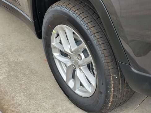 New 2025 Jeep Grand Cherokee Laredo image 5